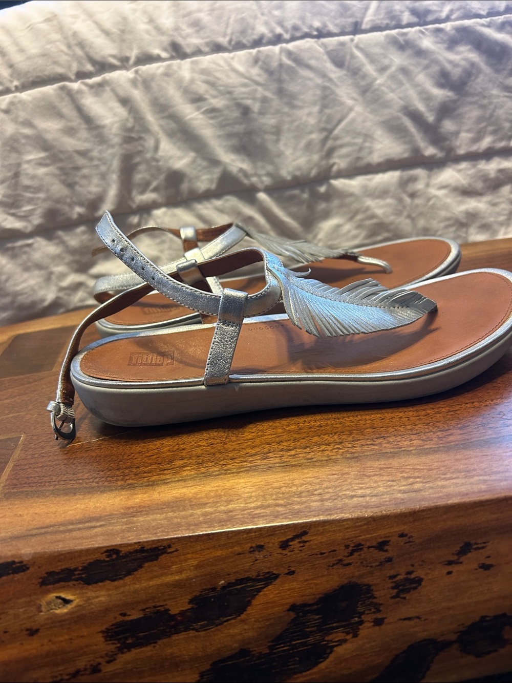 Fitflop Metallic Silver Feather Thong Sandals - Picture 3 of 5